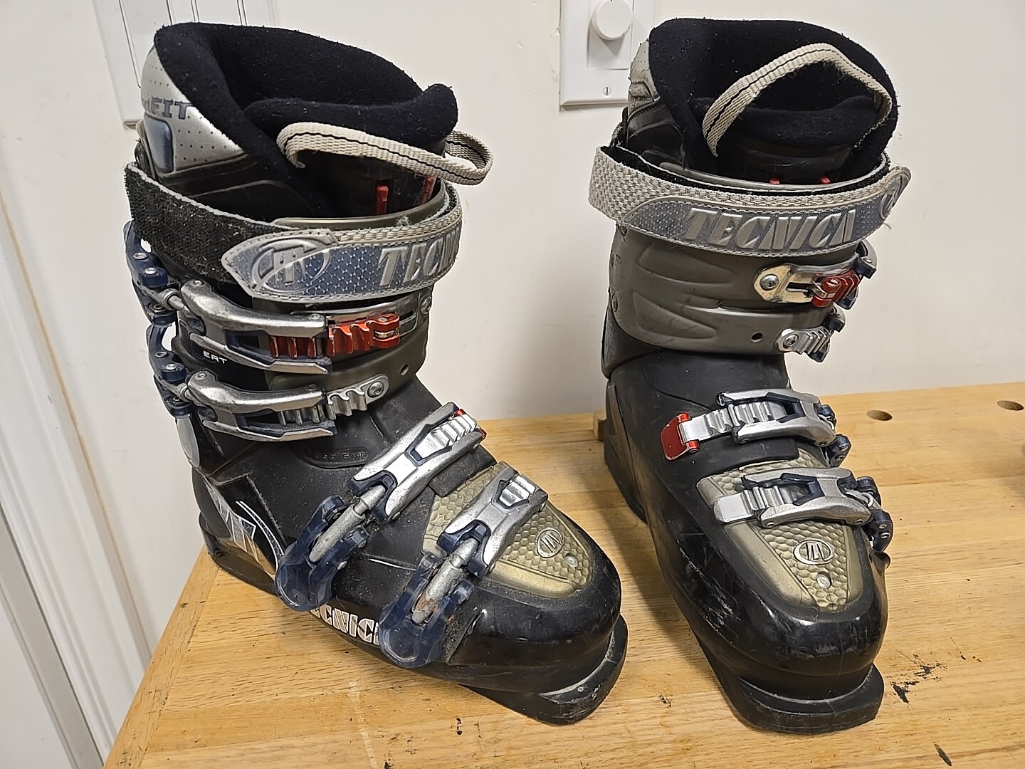 Tecnica ATTIVA ERT Ski Boots, Mondo 24-24.5, Comfort Fit Lining, Silver accents