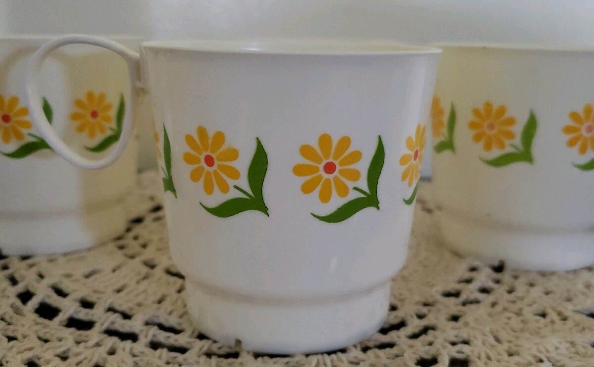 Retro ~ Set of Eight (8) Cups ~ Mugs ~ White Plastic Dishes w/Daisy Design