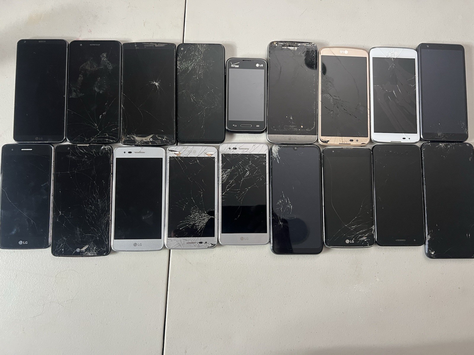 Lot Of 18 LG Phones For Parts NOT WORKING PLEASE READ