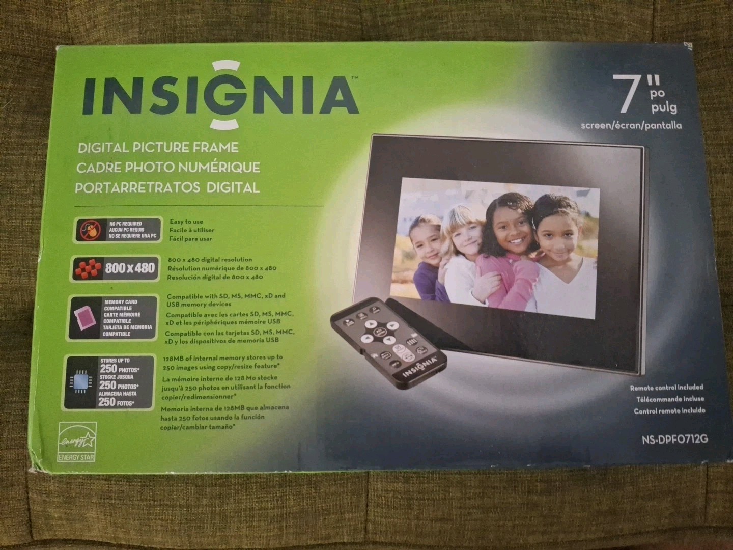 Insignia NS-DPF7 7" Digital Picture Frame (New in Box)