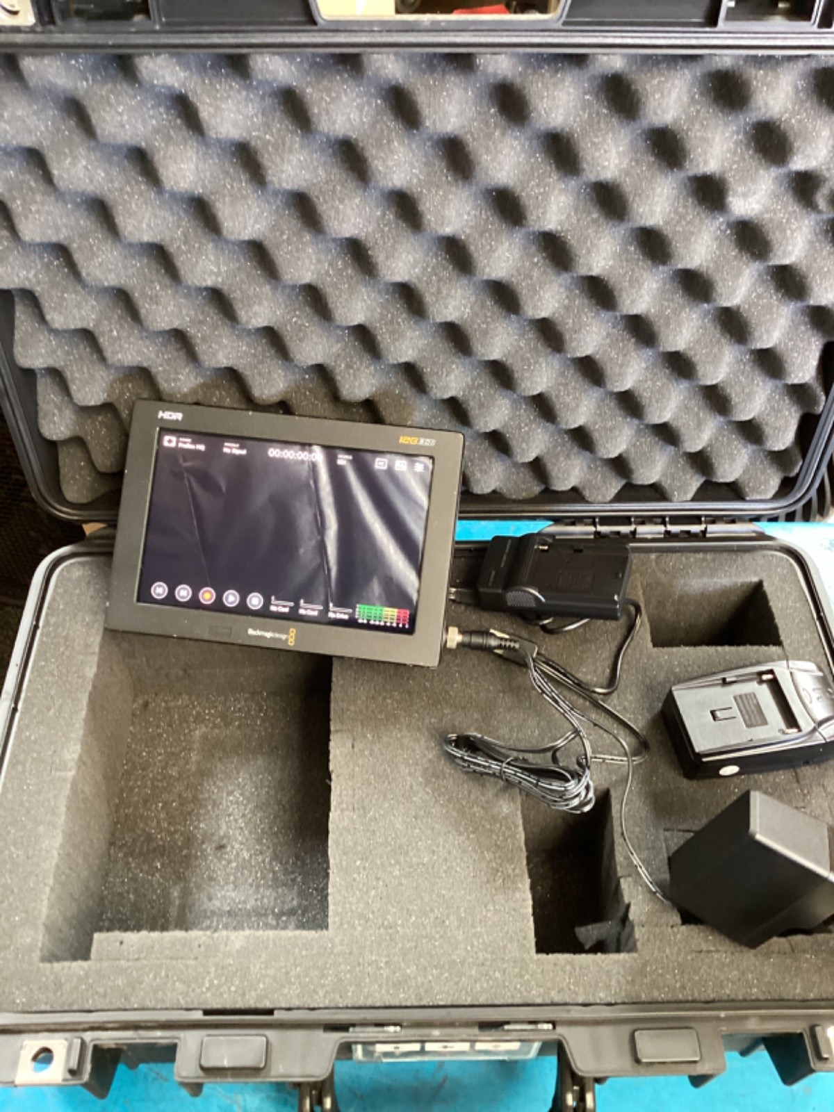 Blackmagic Design 7" Video Assist Monitor Kit 12G-SDI/HDMI HDR Recording w/case