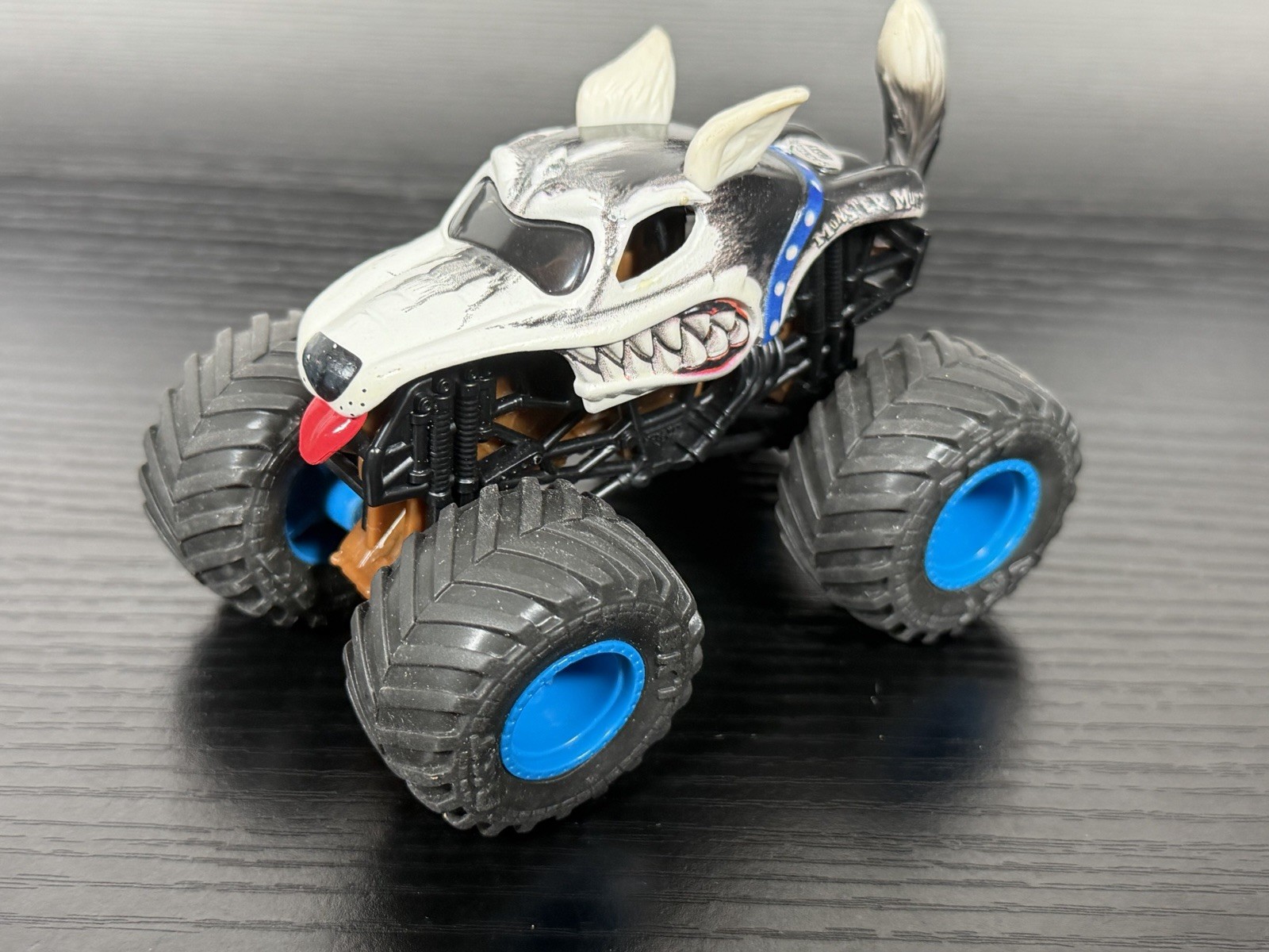 Monster Mutt Husky Monster Jam Hot Wheels 1/64 Diecast Truck Blue Wheels