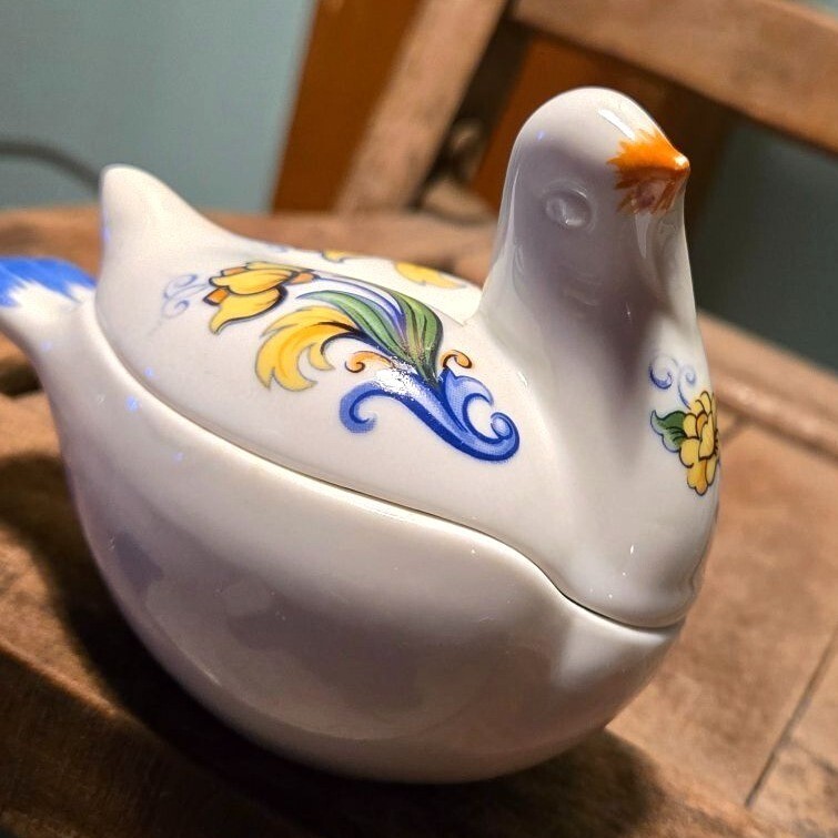 Vintage Elizabeth Arden porcelain bird Dove Ceramic Trinket Vanity Jewelry Box