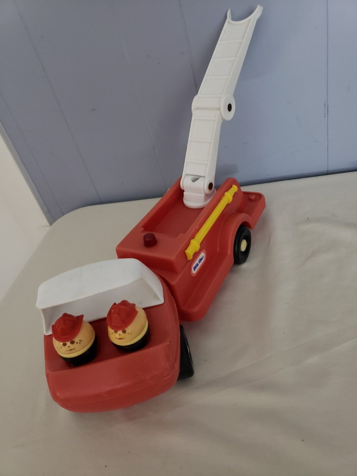 VTG LITTLE Tikes 16" Fire Truck Engine W/ 2 Firemen W WORKING LADDER 2 MEN