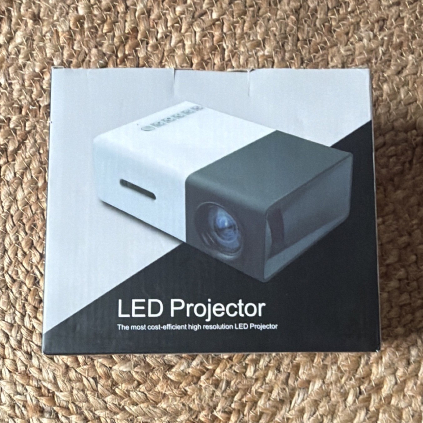 YF01 LCD Desktop Projector White Black, 320x240, USB, 800:1 Contrast, 50 Lumens