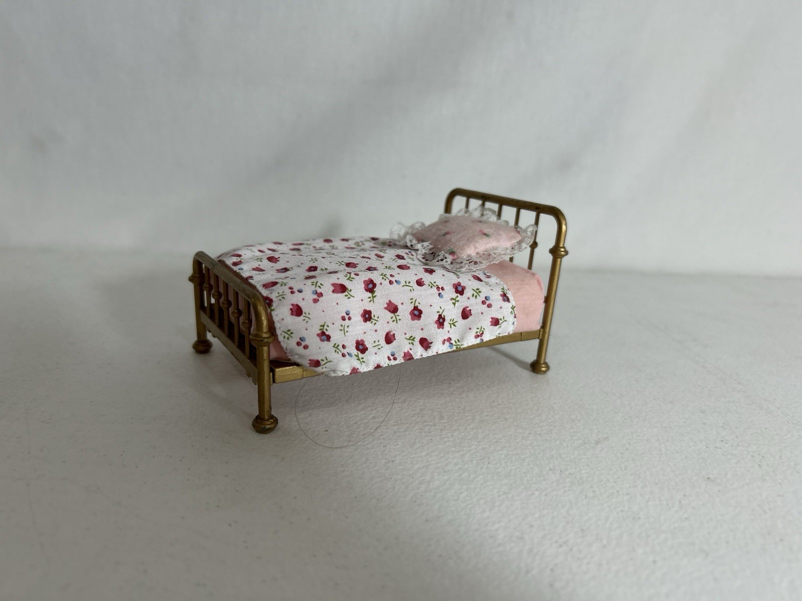 Calico critters/sylvanian families Vintage Brass Look Bed