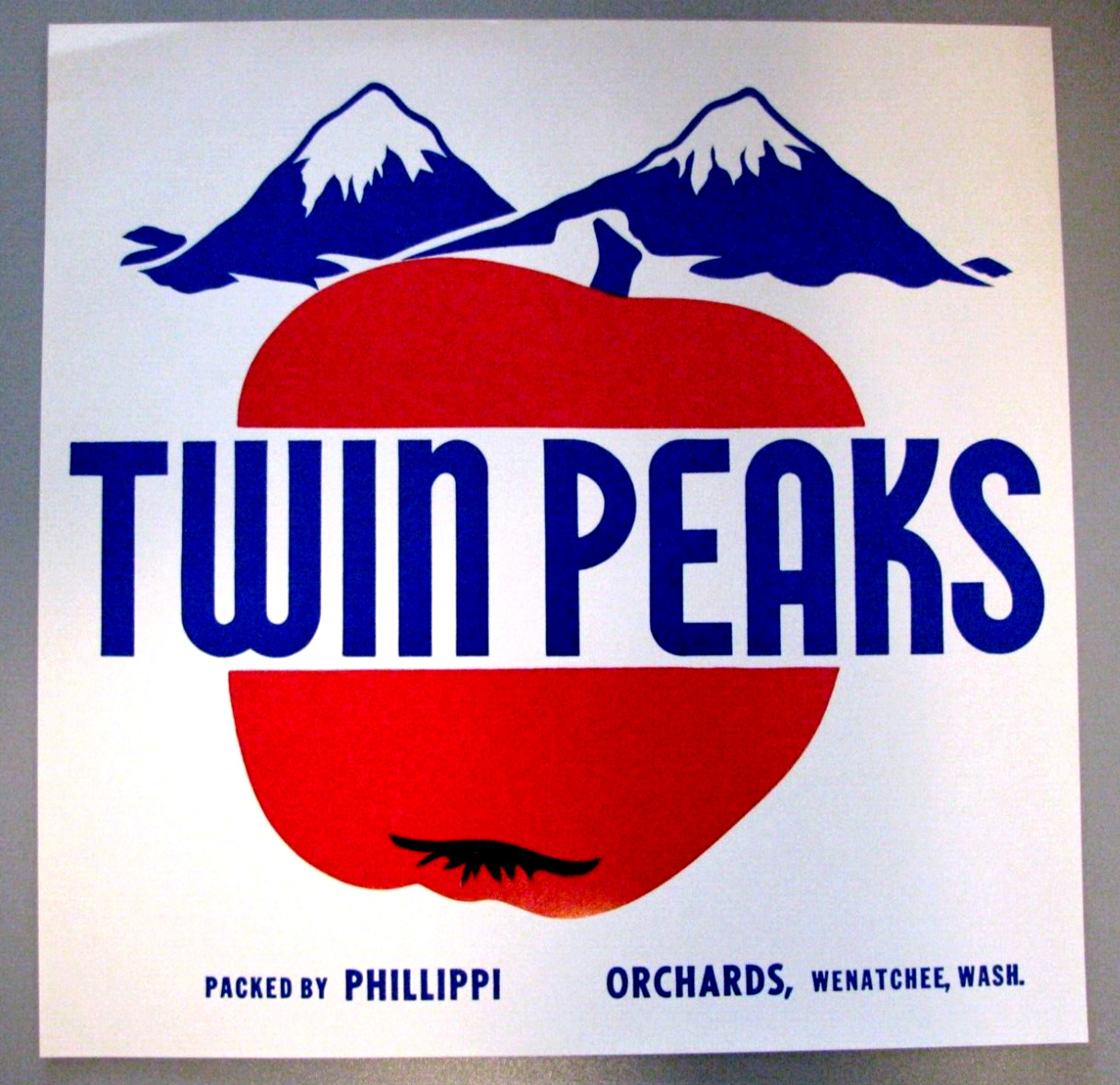 Original scarce TWIN PEAKS apple crate label Wenatchee Washington red apple