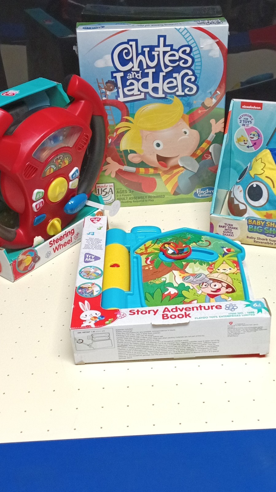 Hasbro PlayGo Nickelodeon Chutes and Ladders, Steering Wheel, Baby Shark, 3+