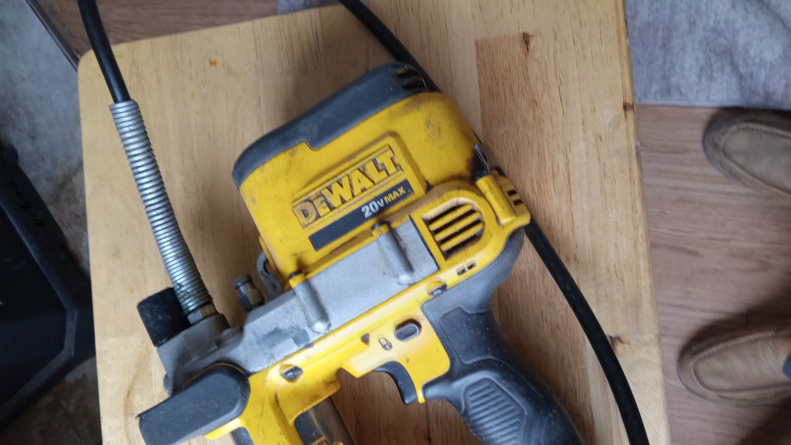 used dewalt   20 volt cordless  grease gun dcgg571