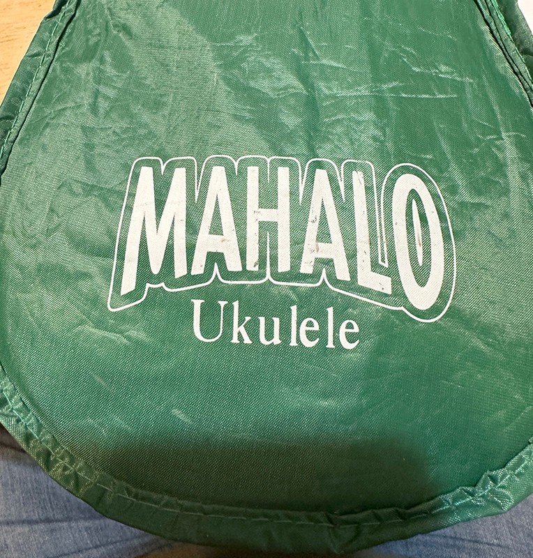 MAHALO NUBONE 4 STRING UKULELE U-30GN  GREEN  WITH BAG PRE-OWNED