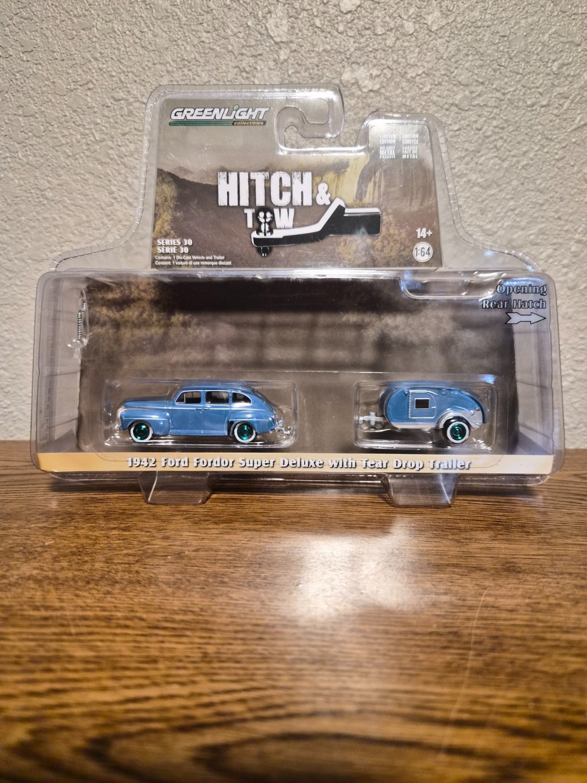 Greenlight Chase Hitch & Tow 1942 Ford Fordor Super Deluxe & Tear Drop series 30