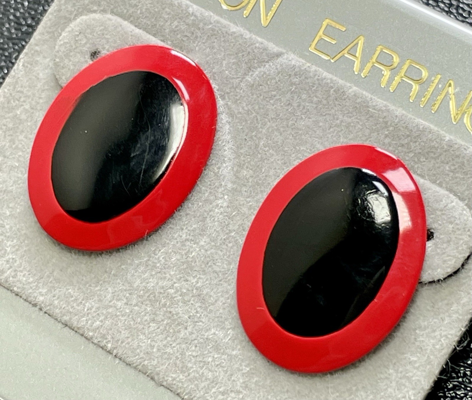 Vintage 3/4” Black & Red Oval Retro Enameled Metal Earrings