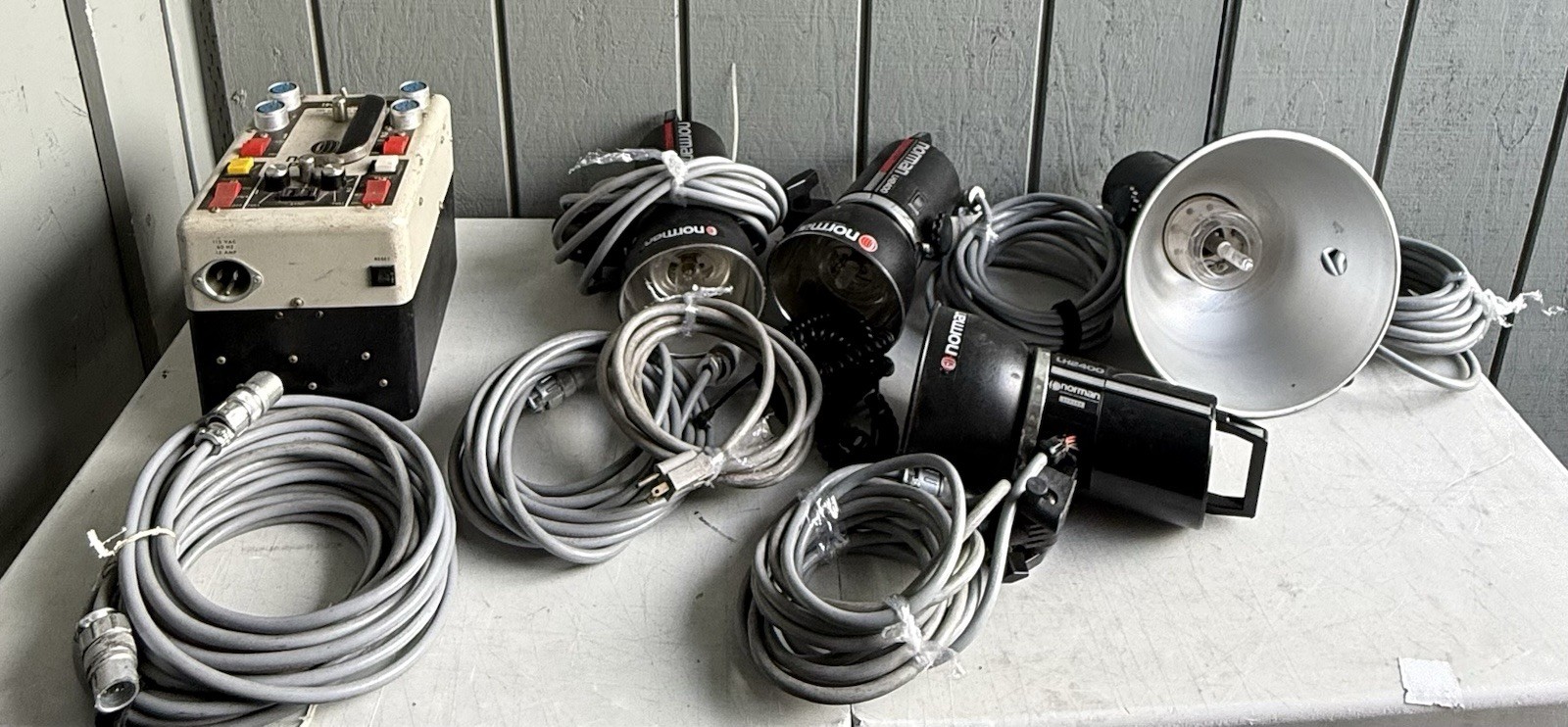 Pack Of Norman P800-D With 3 LH2400 And One Extra LH2400 (read)