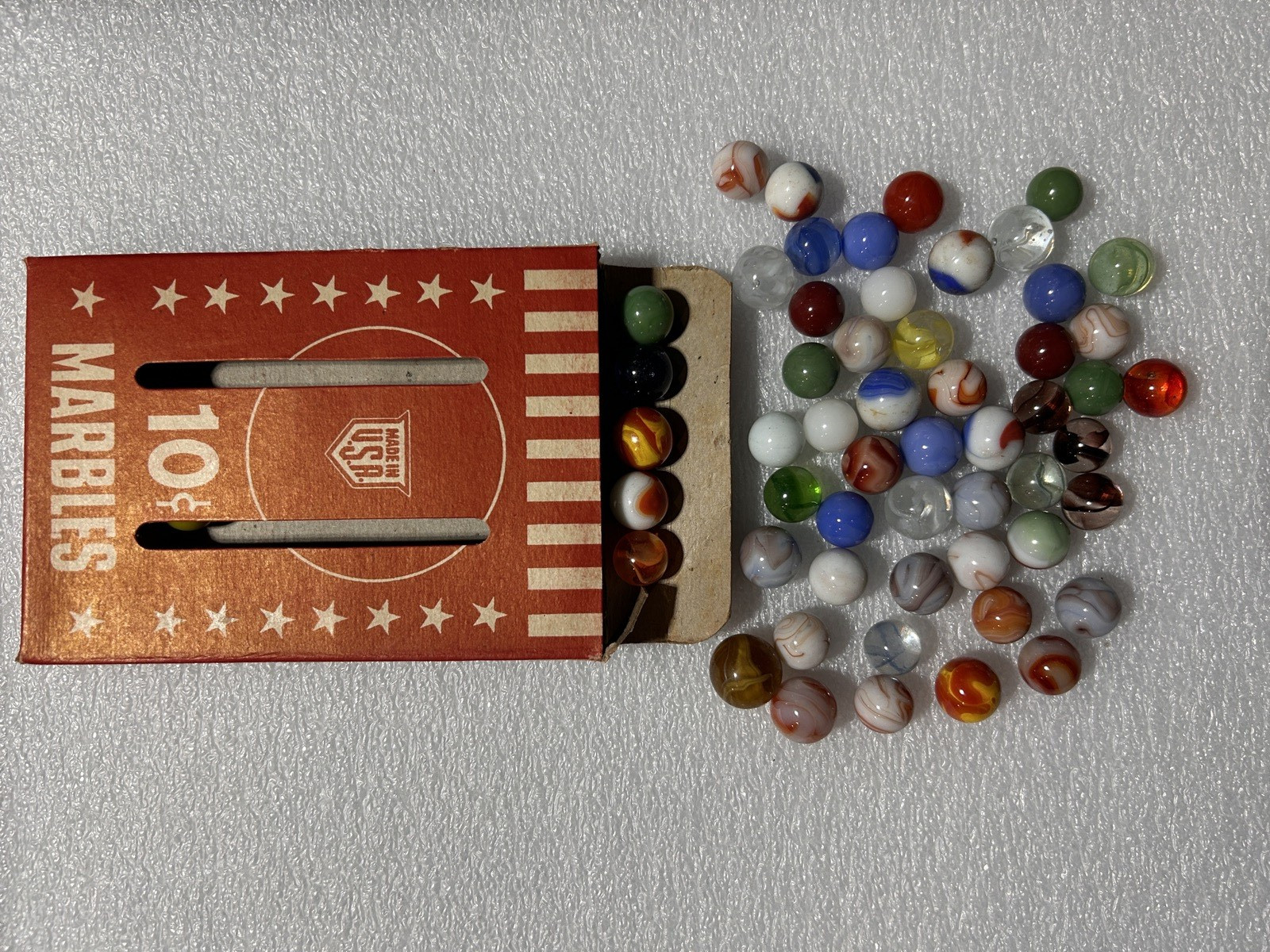 10 Cent full box of Marbles, Item is in Very good+ condition