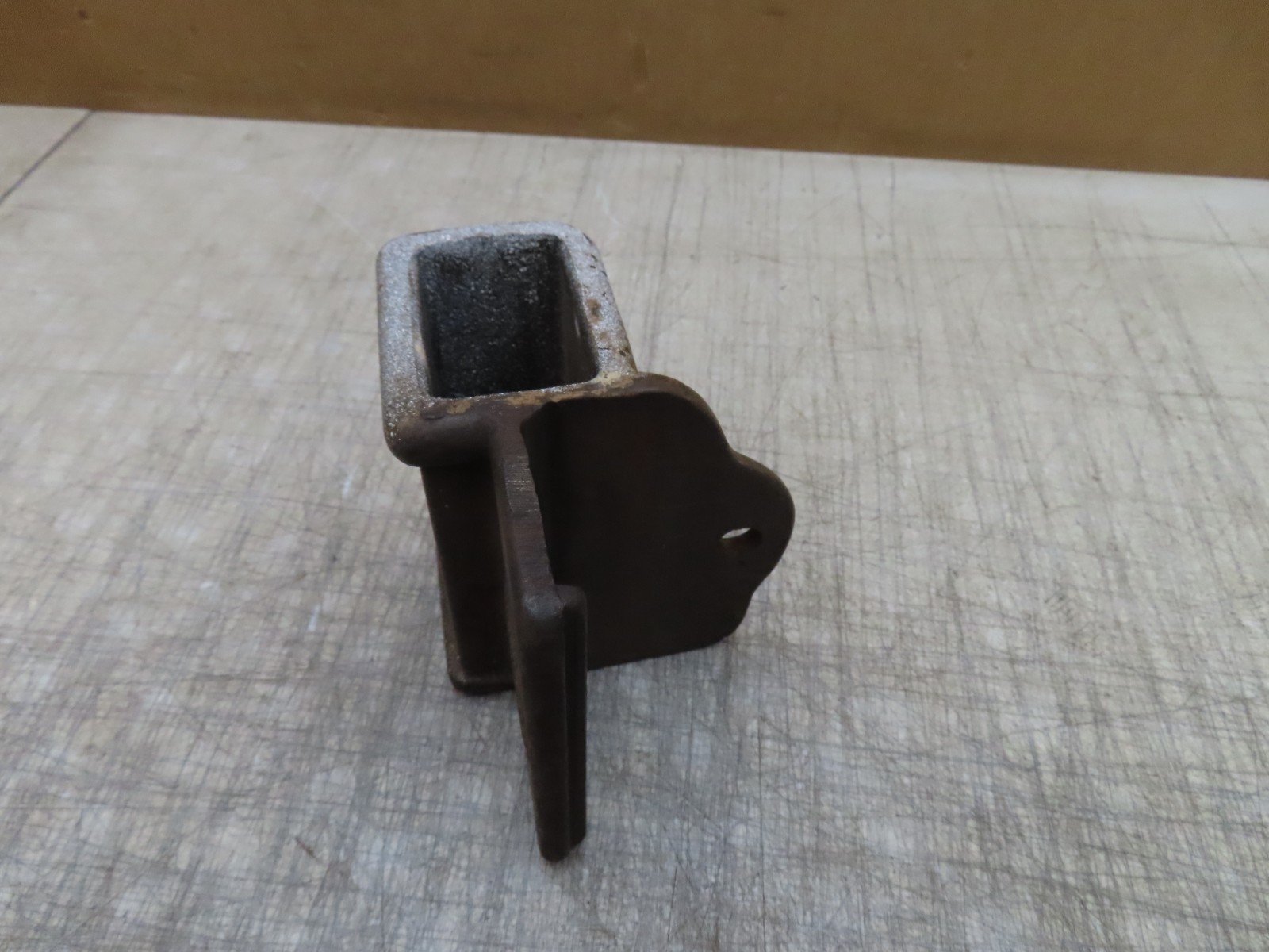 VTG ANTIQUE INDUSTRIAL FACTORY CART CORNER BRACKET CAST IRON STAKE POCKET