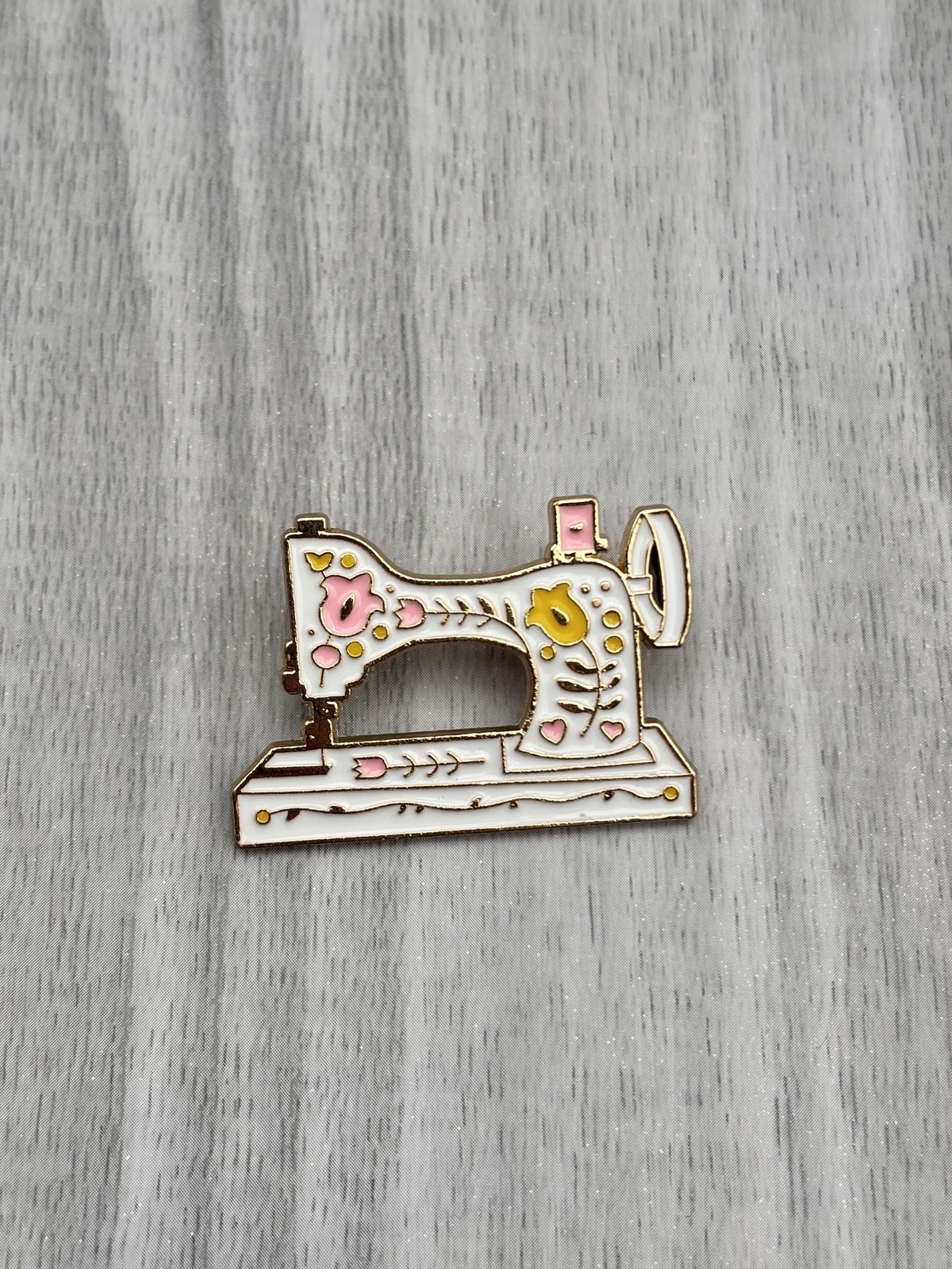 Sewing machine white Lapel Pin Badge Gift