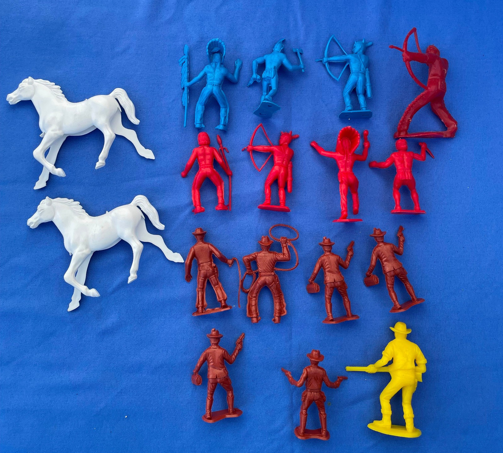 17 VINTAGE MIXED LOT OF PLASTIC COWBOYS, INDIANS and HORSES
