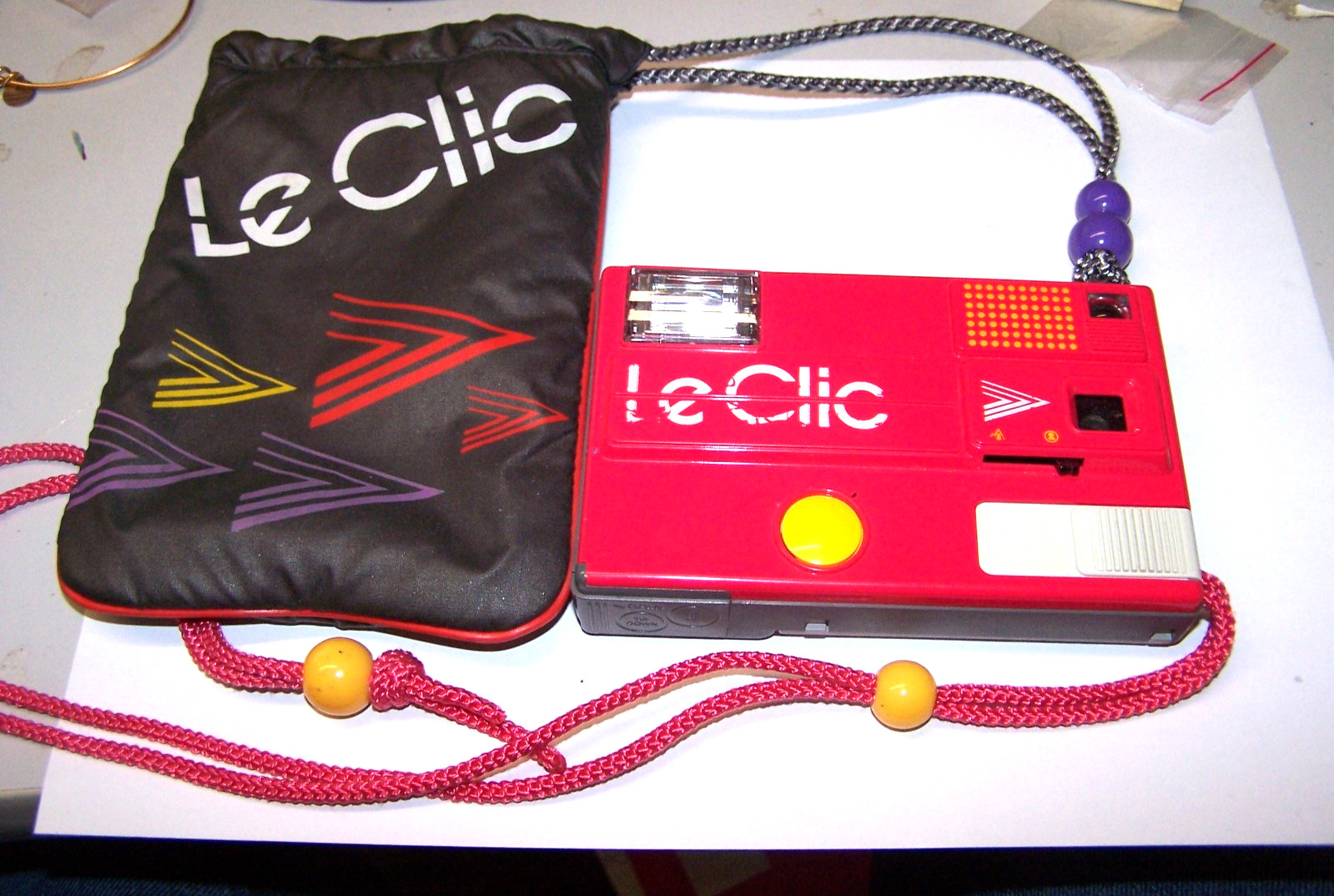 Le Clic Disc Red Camera Vintage 1980s red Retro With Case and straps untested