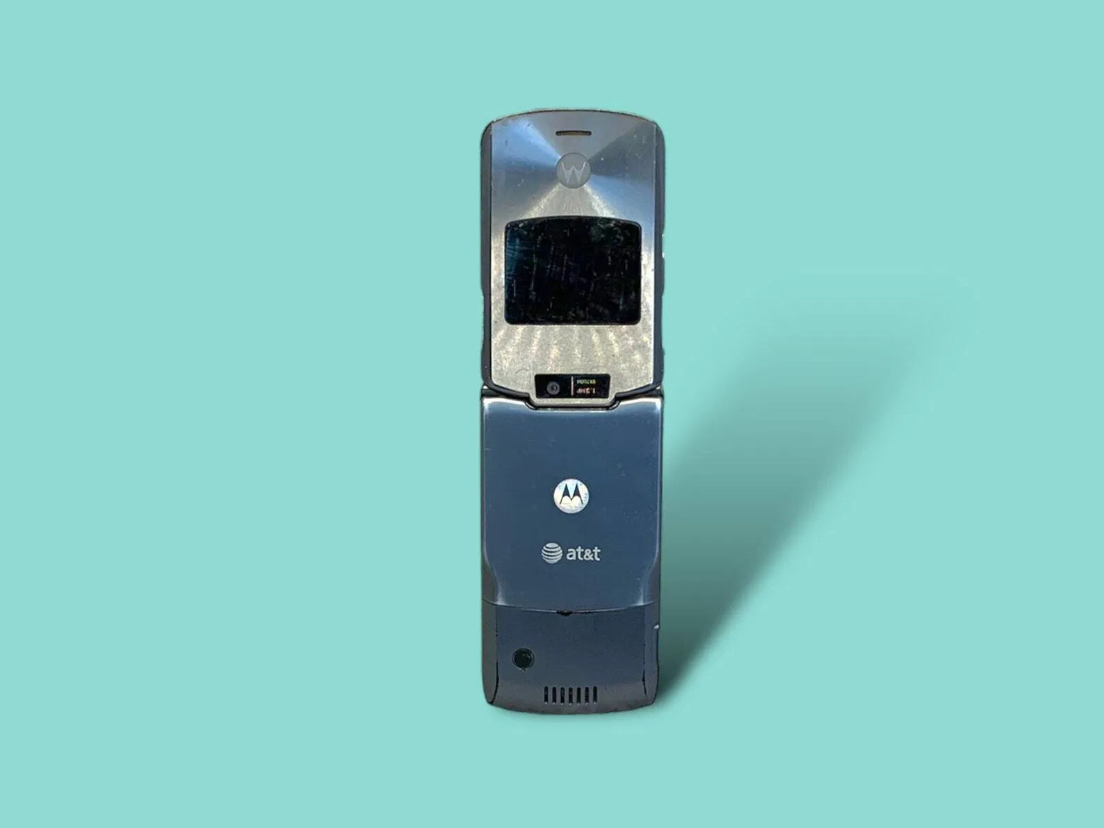 Vintage Y2K Motorola Razor Flip Phone.
