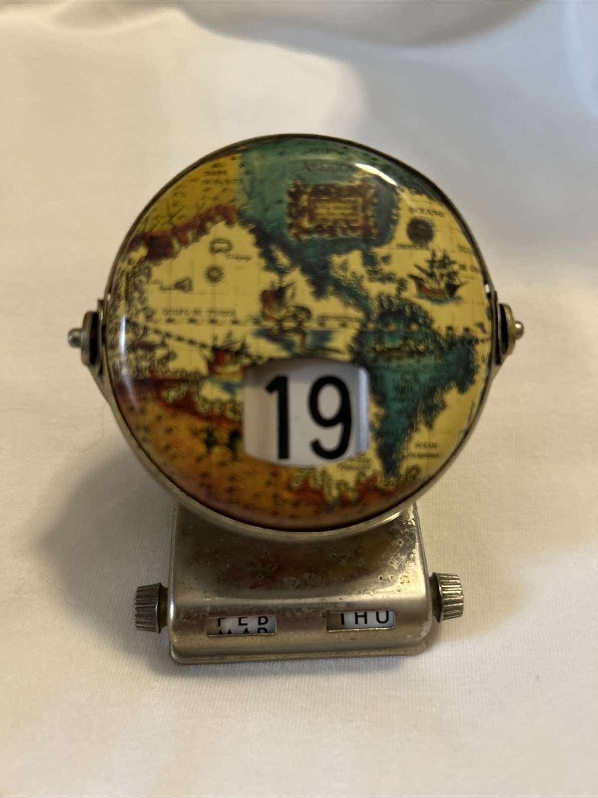 Vintage Calendar Flip Desk  1970s Globe Earth Flip Day /Date /Month Collectible