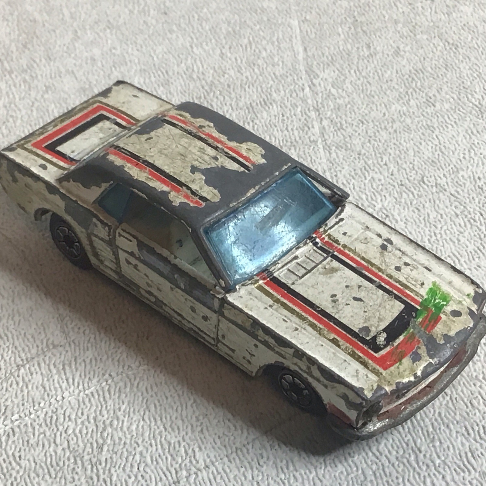 Vtg. 1966 White Ford Mustang, Doors Open 1:64 W/ Stripes,Yat Ming Diecast 