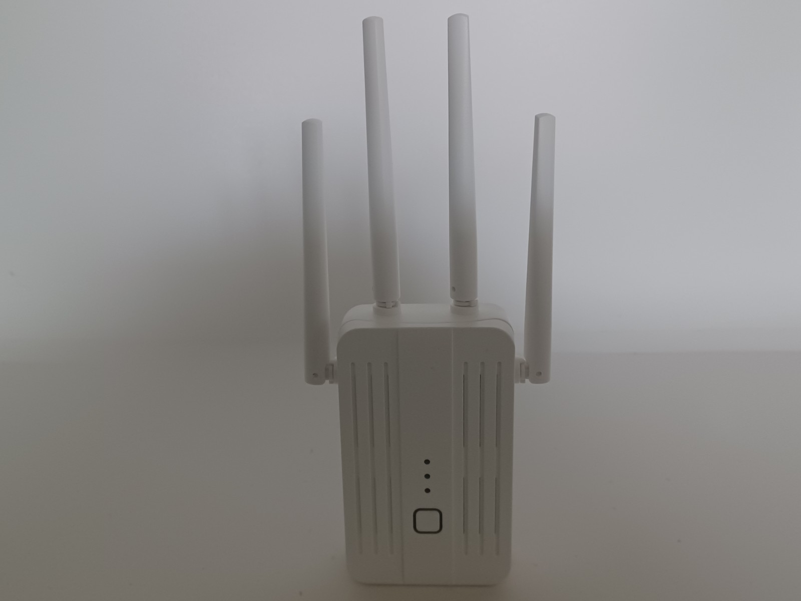 WiFi Extender Signal Booster: Covers 9995 Sq. Ft, Supports 45+ Devices - White