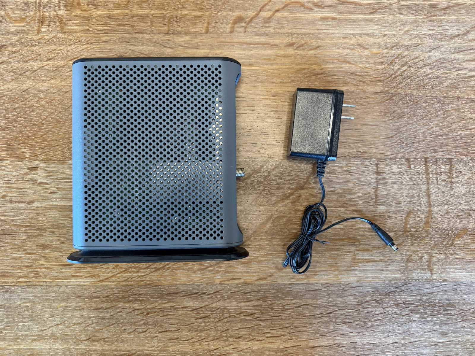 Motorola MB8600 DOCSIS 3.1 High-Speed Cable Modem & Cables