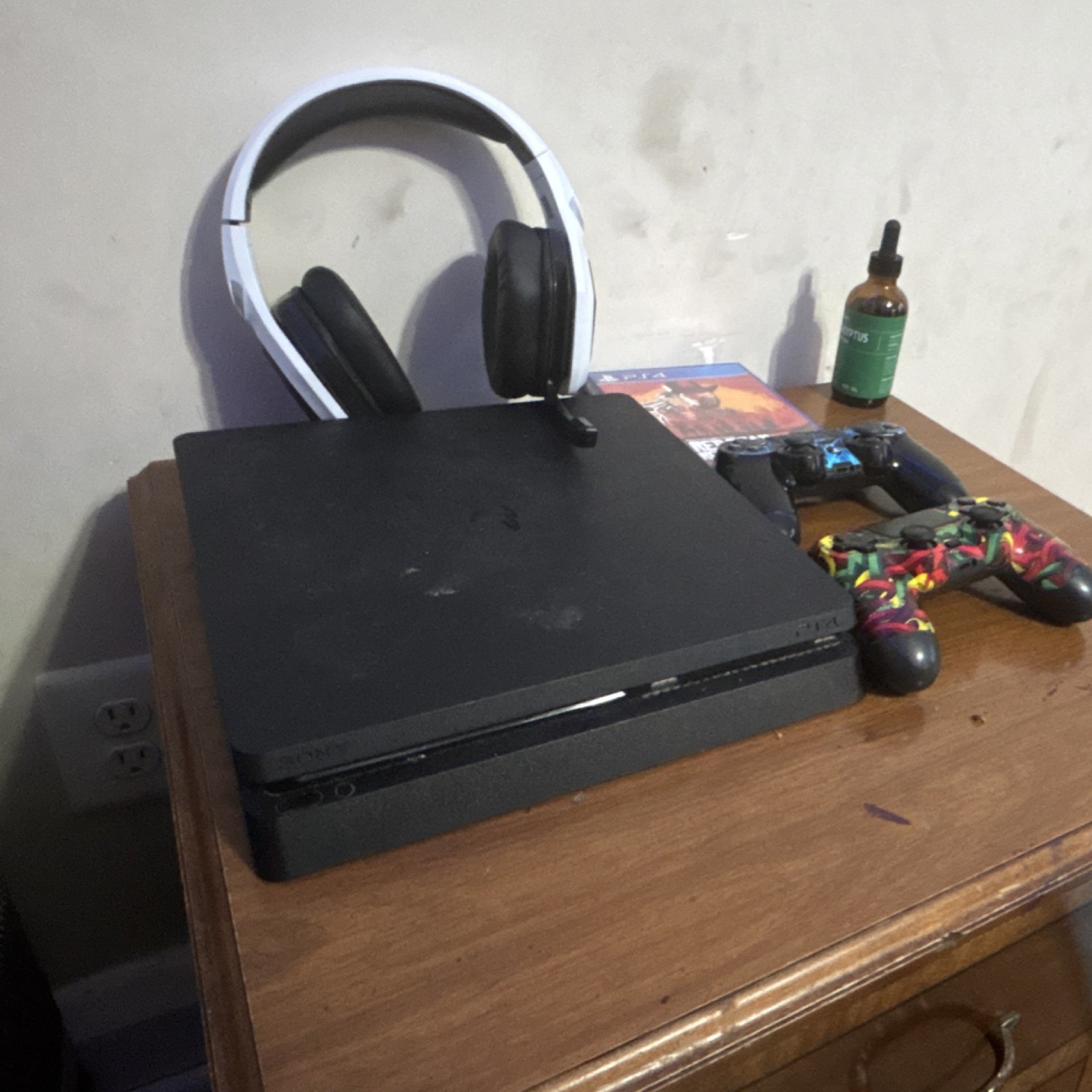 Sony PlayStation 4 Slim Console, 2 Controllers, ONIKUMA Headset, Red Dead Redem…
