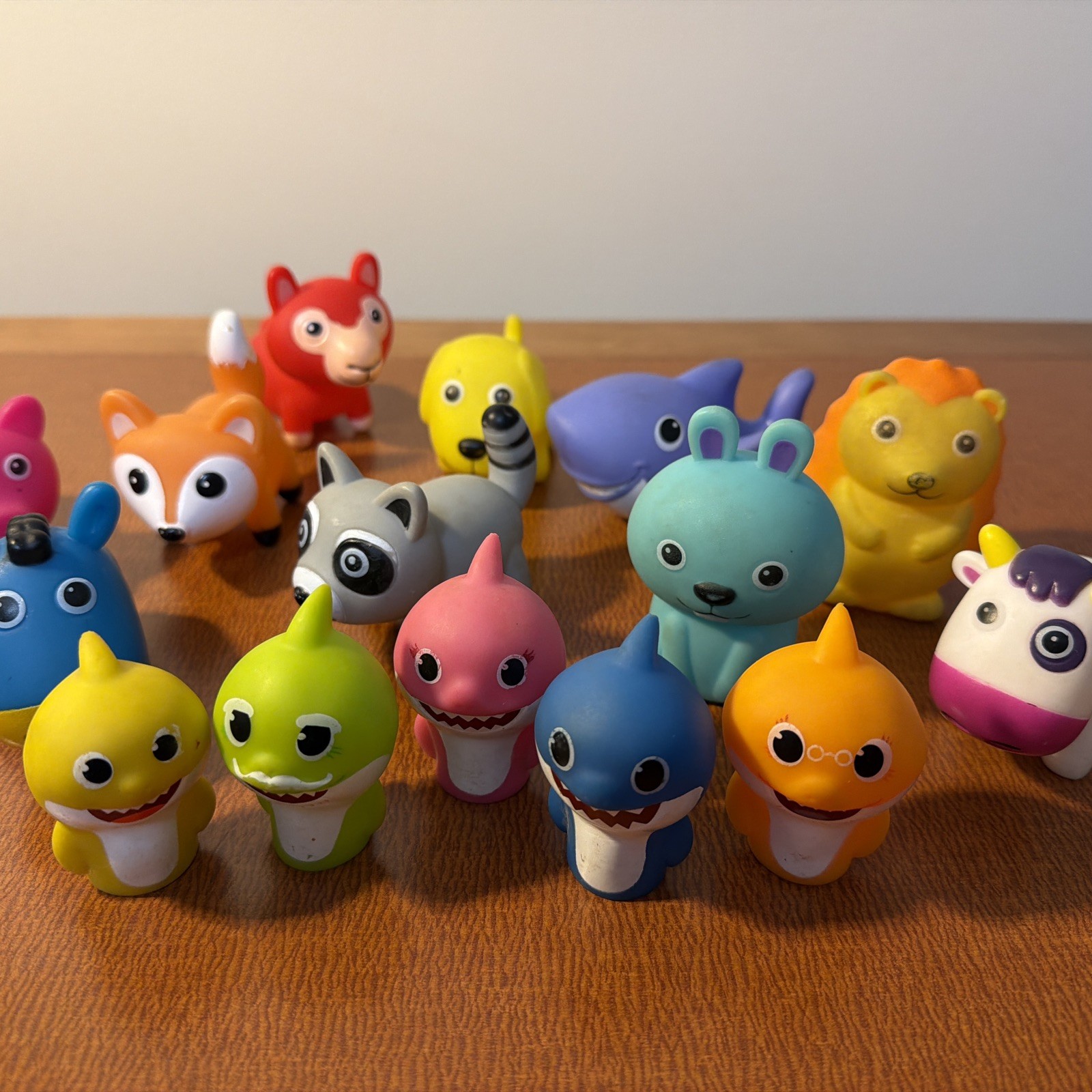 Nickolodean Baby Shark Bath Toys & More Fun Friends