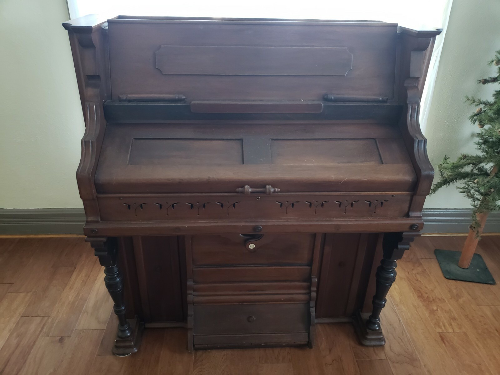 Pump organ antique