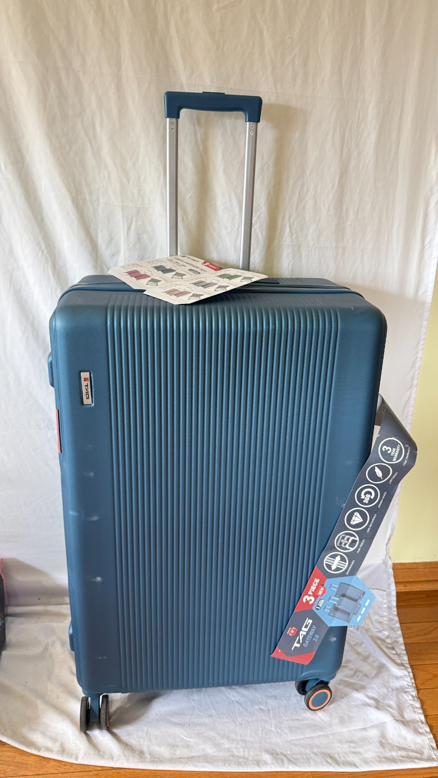 New Tag Gateway 2.0 Hard side Spinner Luggage Large Check In Blue 28"