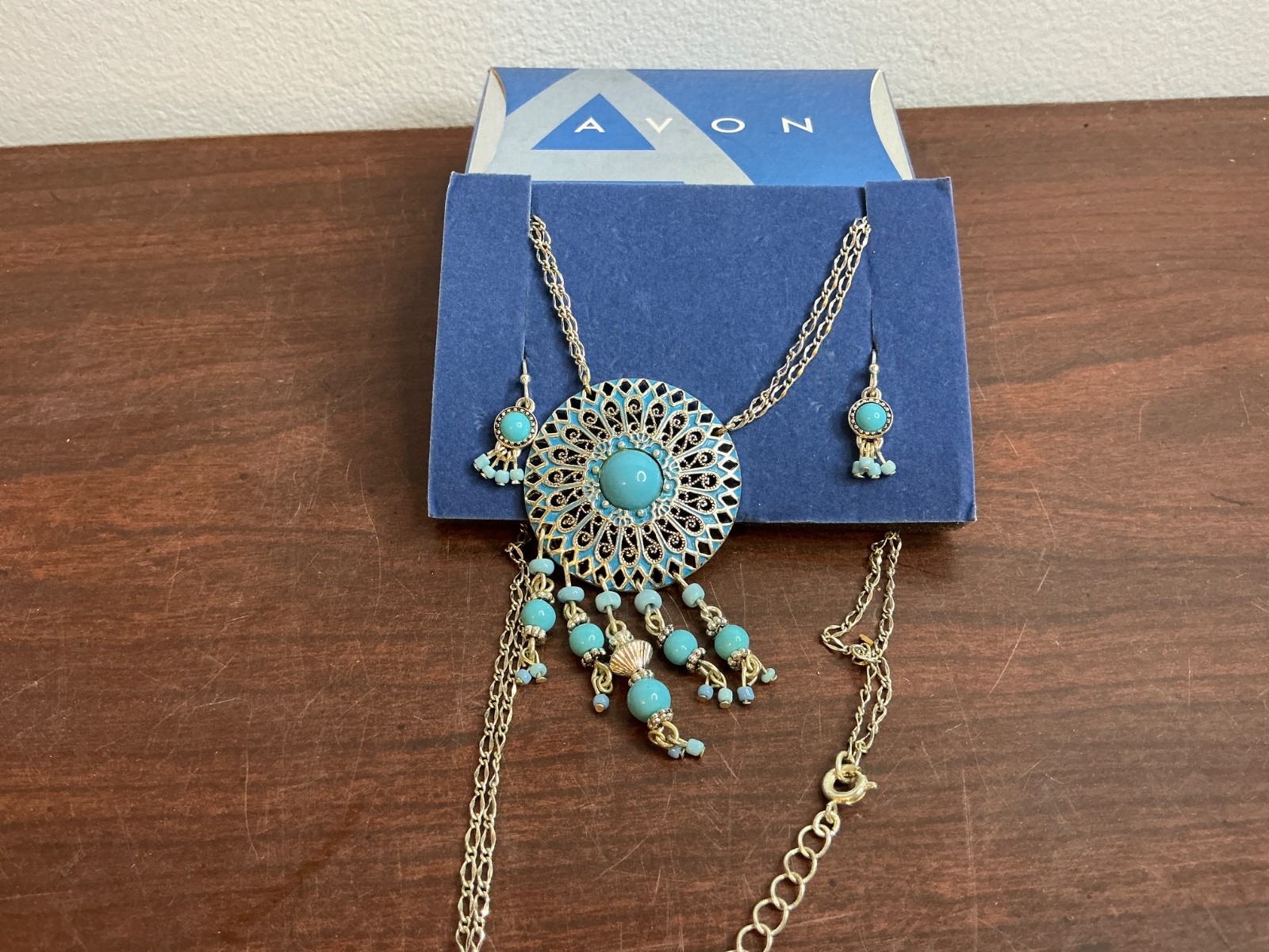 AVON NECKLACE AND PIERCED EARRING SET TURQUOISE & SILVER COLOR