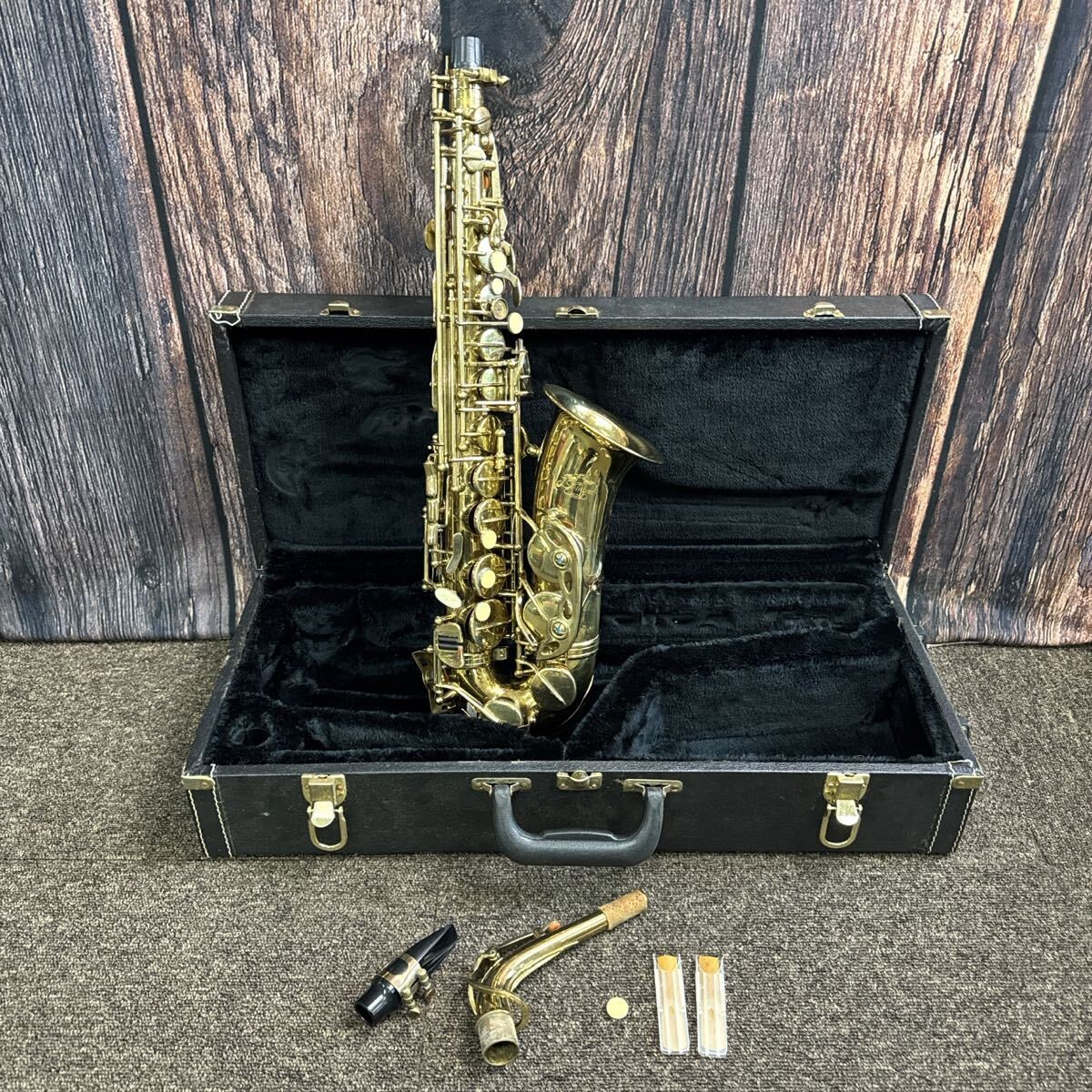 J. Michael saxophone body gold hard case included