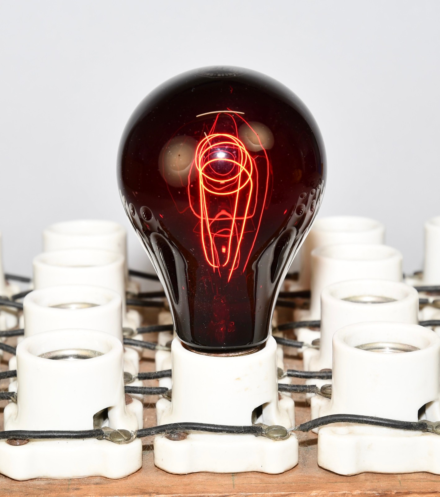 LOT OF 1 VINTAGE RED GLASS SAMSON UNITED MEDIUM BASE E26 WORKING LIGHT BULB!