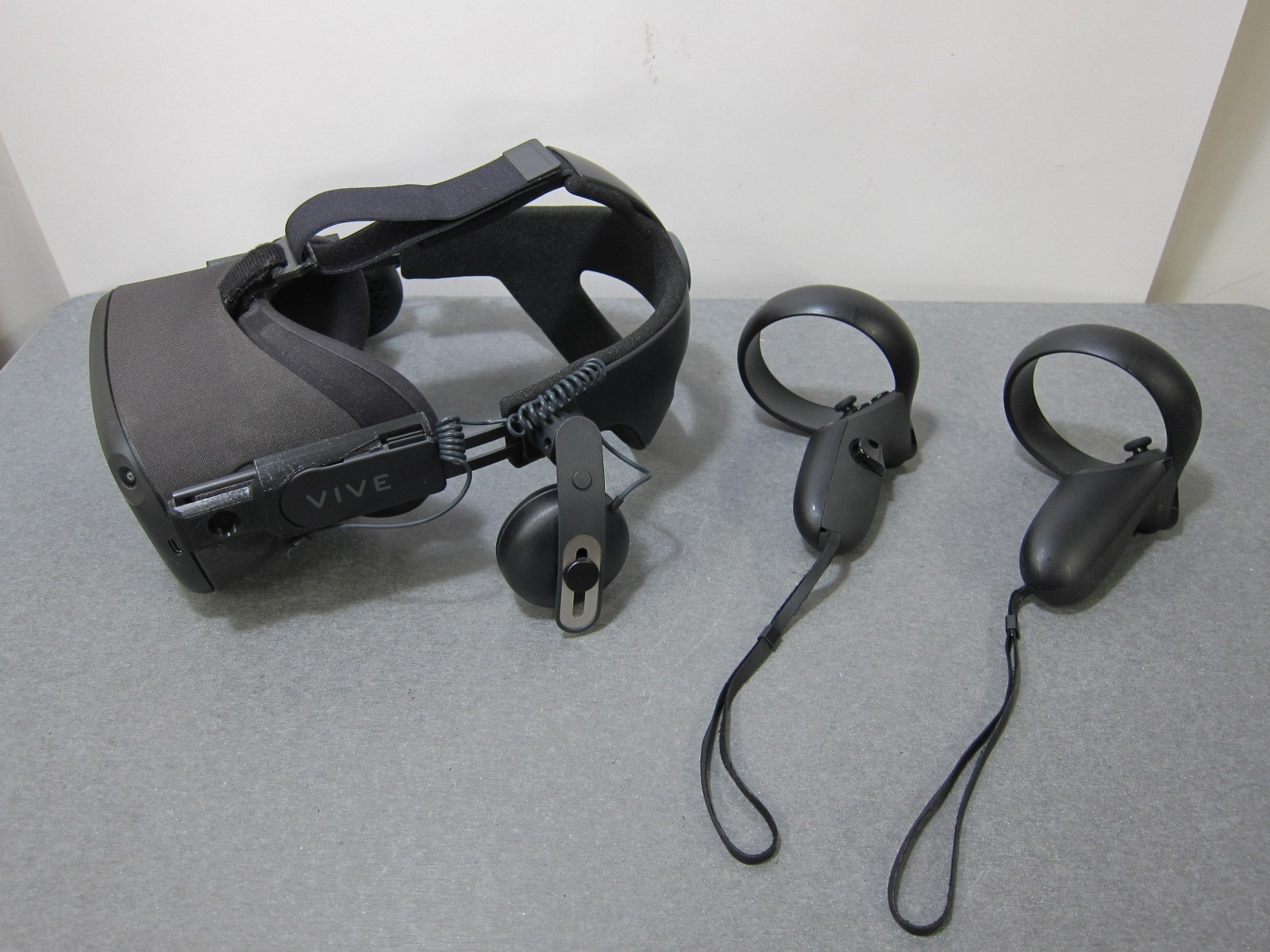 Oculus Quest VR Headset (1st Generation) + Controllers + Vive Deluxe Audio Strap