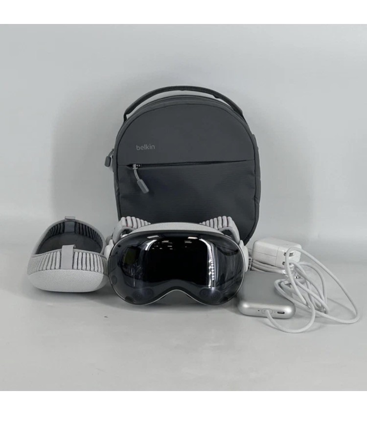 Apple Vision Pro (M5) VR Headset 1TB w/ Light Seal-33W/Cover/Charger -Excellent