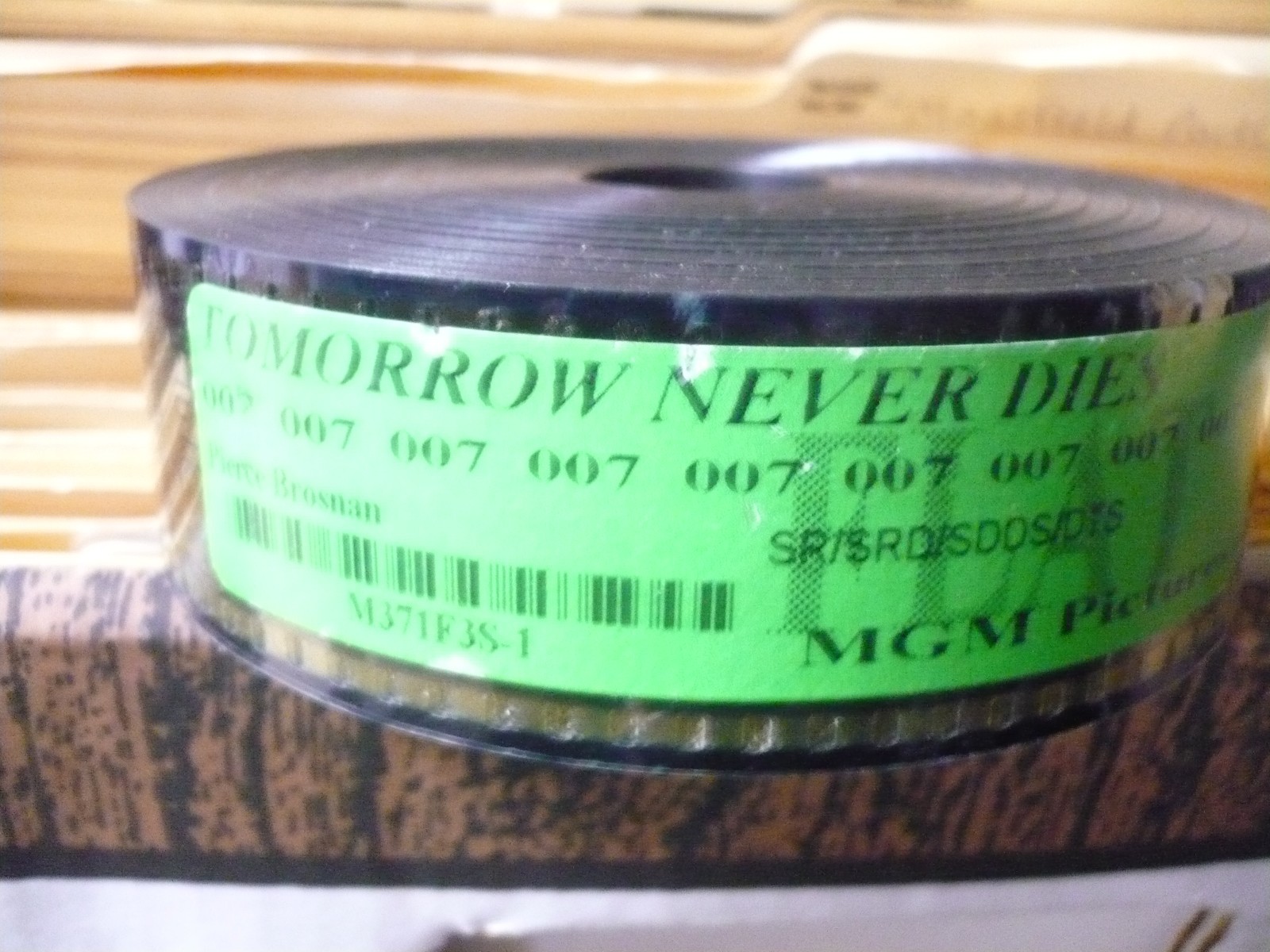 TOMORROW NEVER DIES, unused orig flat 35mm trailer [Pierce Brosnan as OO7]