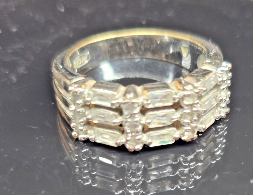 VINTAGE AVON 2005 PLATINUM PLATED BAGUETTE AND ROUND CZ RING