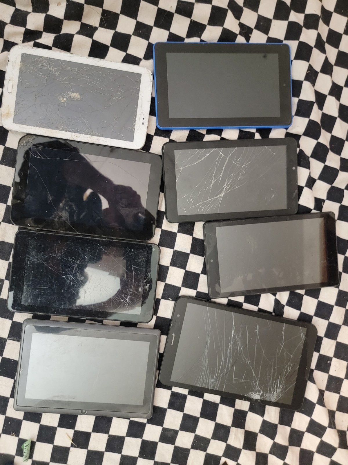 LOT OF 8 TABLETS – UNTESTED – SAMSUNG / AMAZON – PARTS OR REPAIR