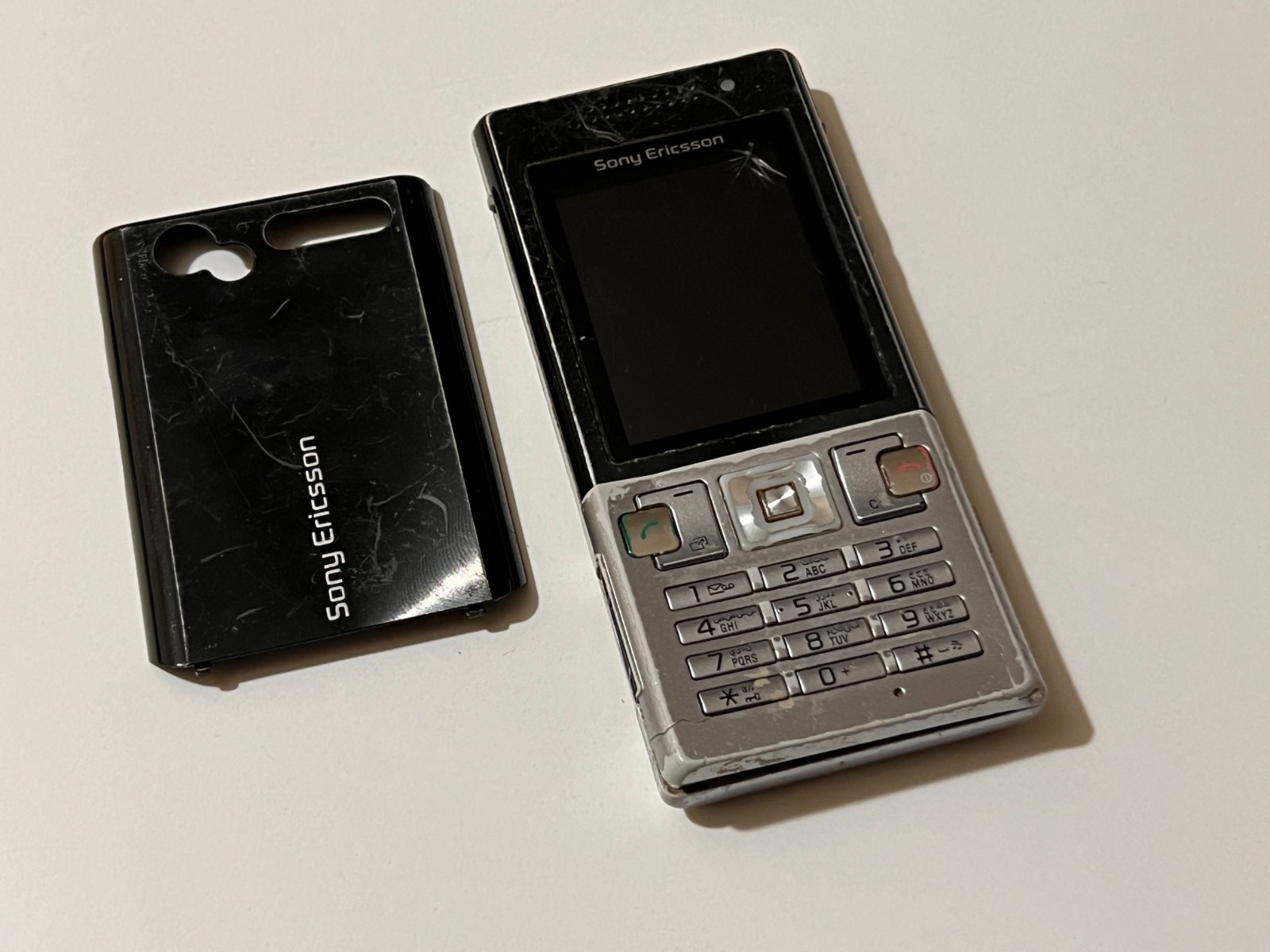 Sony Ericsson T700 Silver color Vintage Cell phone Untested