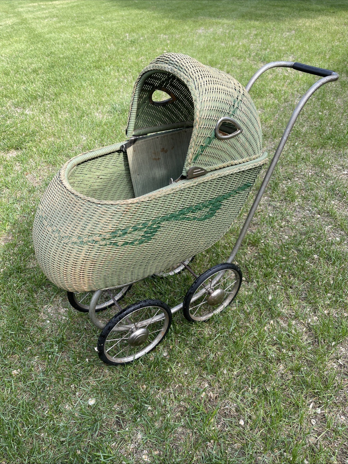 Antique Vintage Wicker Baby Doll Carriage Buggy