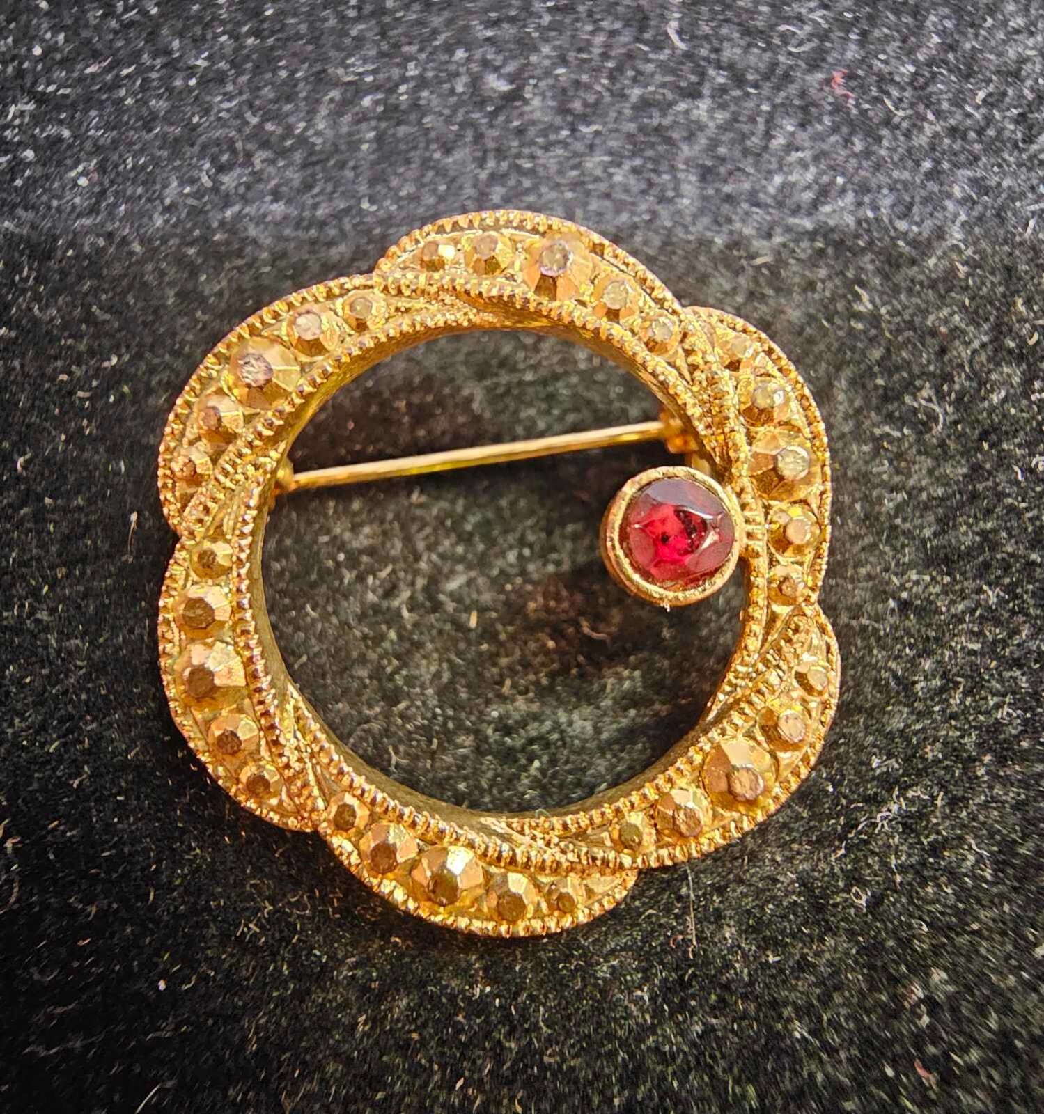 Vtg goldtone circle /flower Brooch Pin w Garnet color/ Red stone- S60
