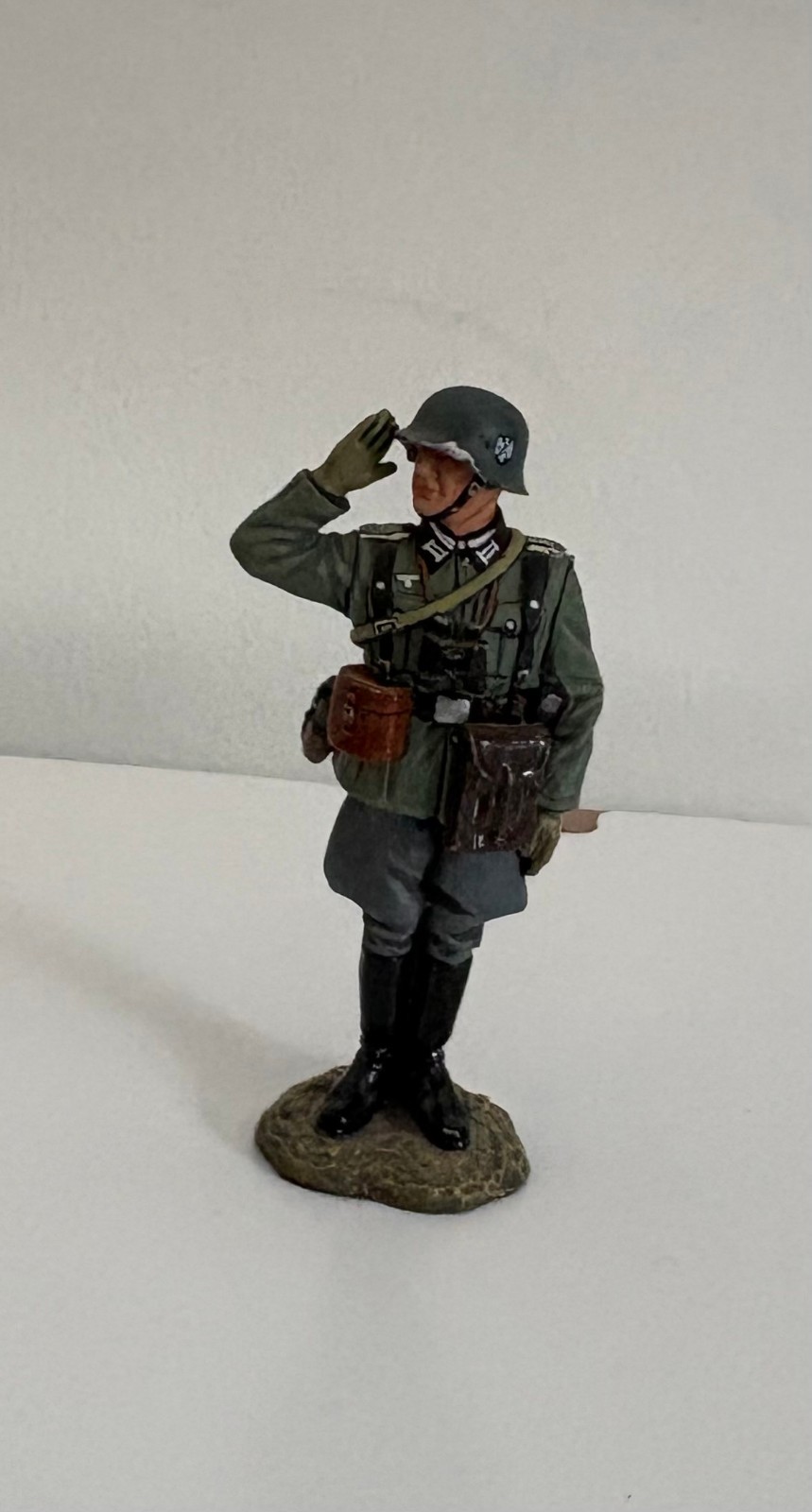 KING AND COUNTRY WW2 SOLDIER SALUTE FIGURE