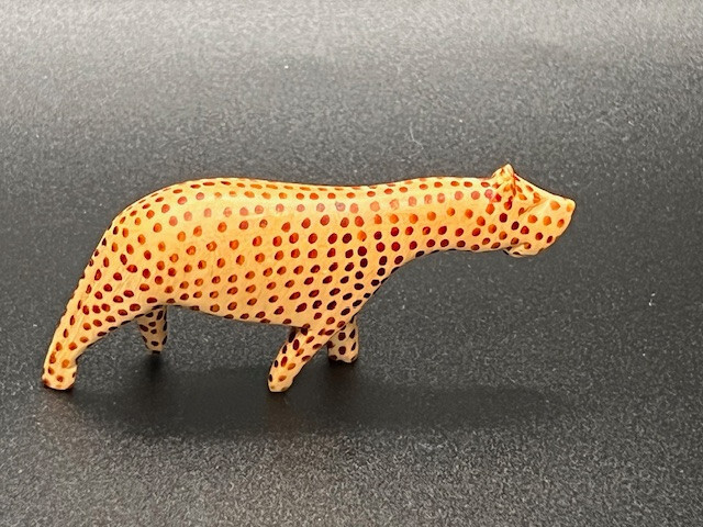 Hand-Carved Wooden Cheetah Figurine – Miniature Animal Sculpture Decor