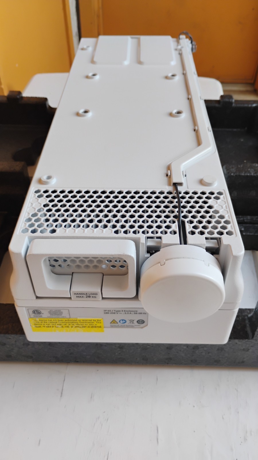 Ericsson Streetmacro 6701 B260, which is a type 5G NR mmWave small cell base