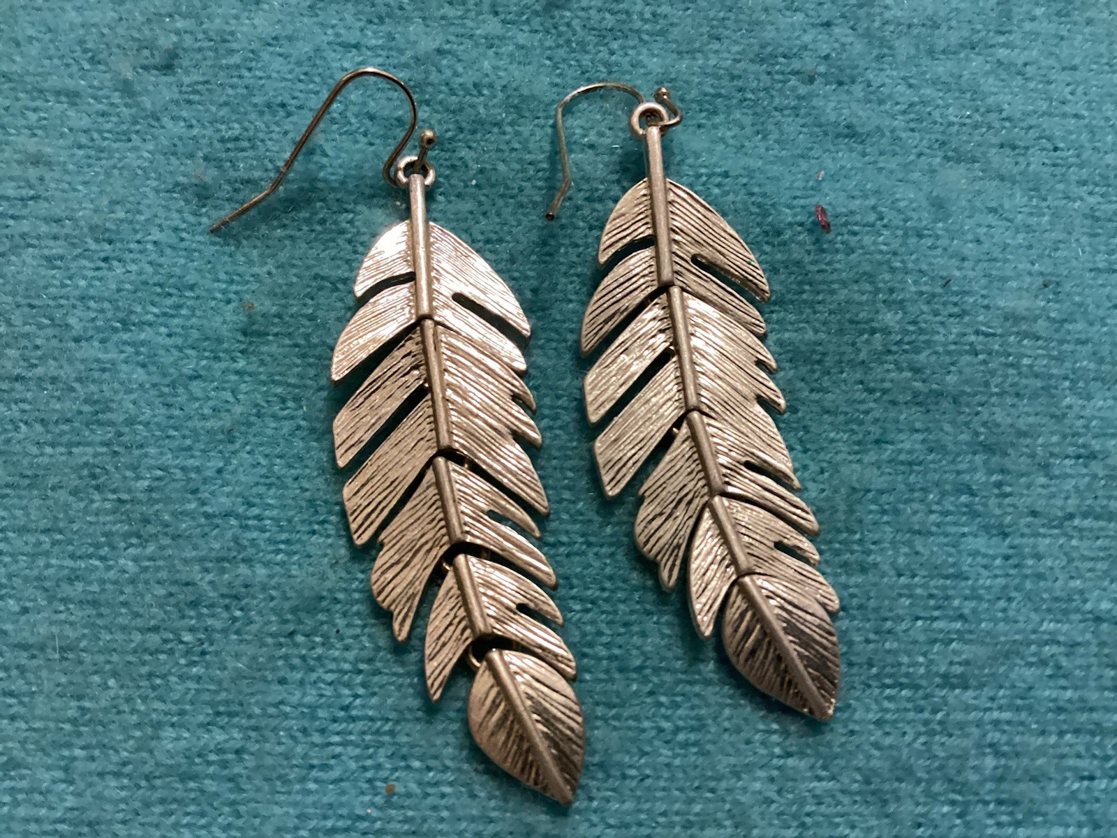 CORAZÓN FROM TAXCO STERLING SCOURED & SECTIONED FEATHER EARRINGS