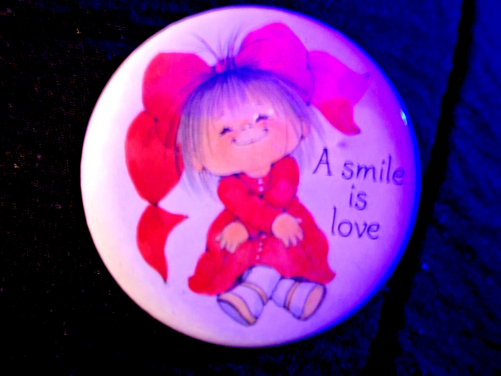 Hallmark LOVE DOT 1973 Pinback Button - GIRL "A Smile is Love!" 2.5"
