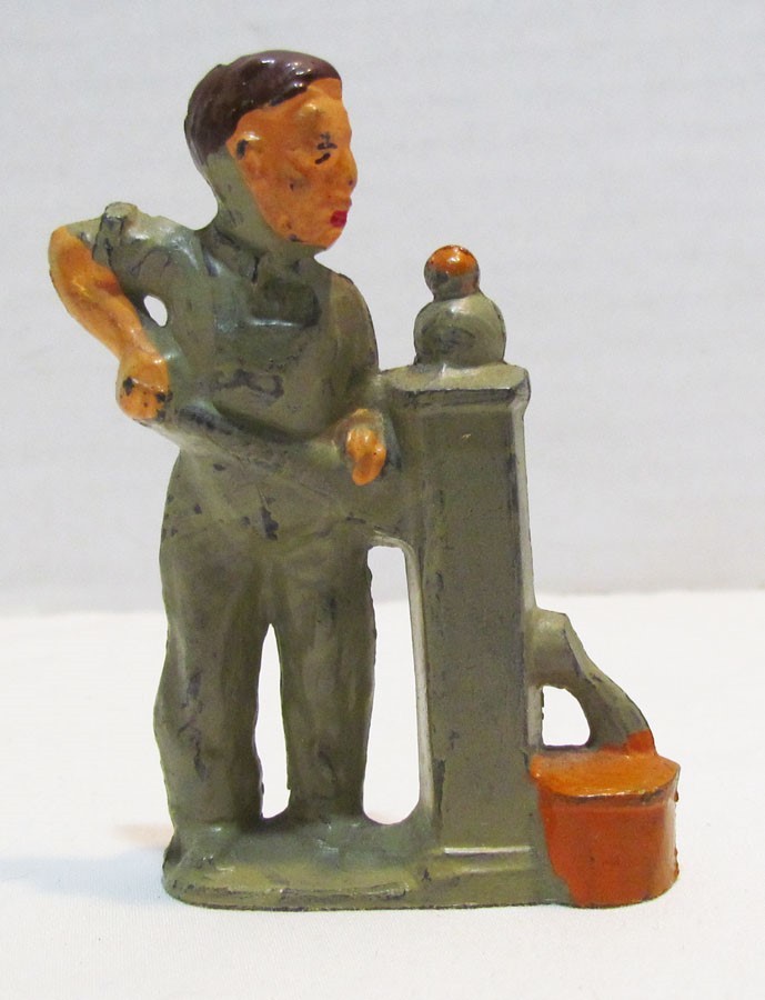 MANOIL HAPPY FARM SERIES FARMER AT WATER PUMP LEAD FIGURE 41/39 VINTAGE