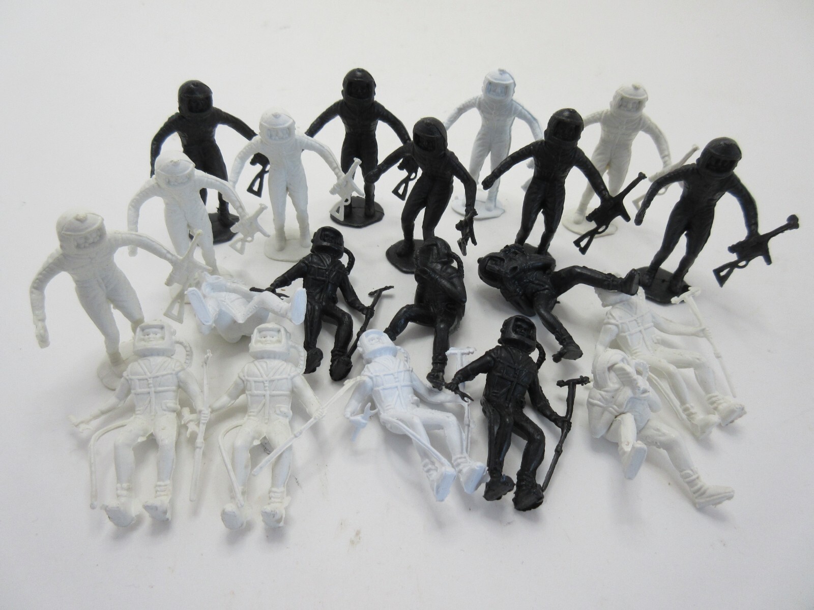 20 Old Vintage Vending Machine Space Man Soldiers Figures 2" Tall Hong Kong