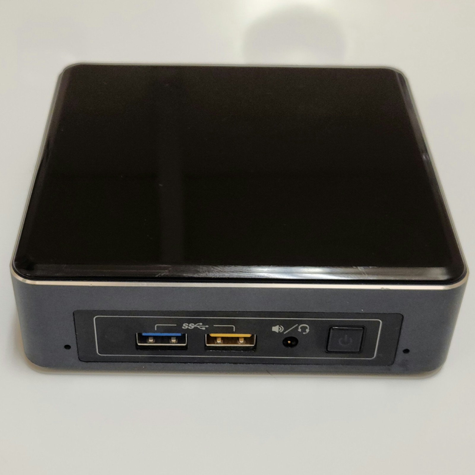 Intel NUC NUC7i5BNK i5-7260U 2.20GHz 8GB  232 GB M.2 SSD HDMI Win 10 Pro